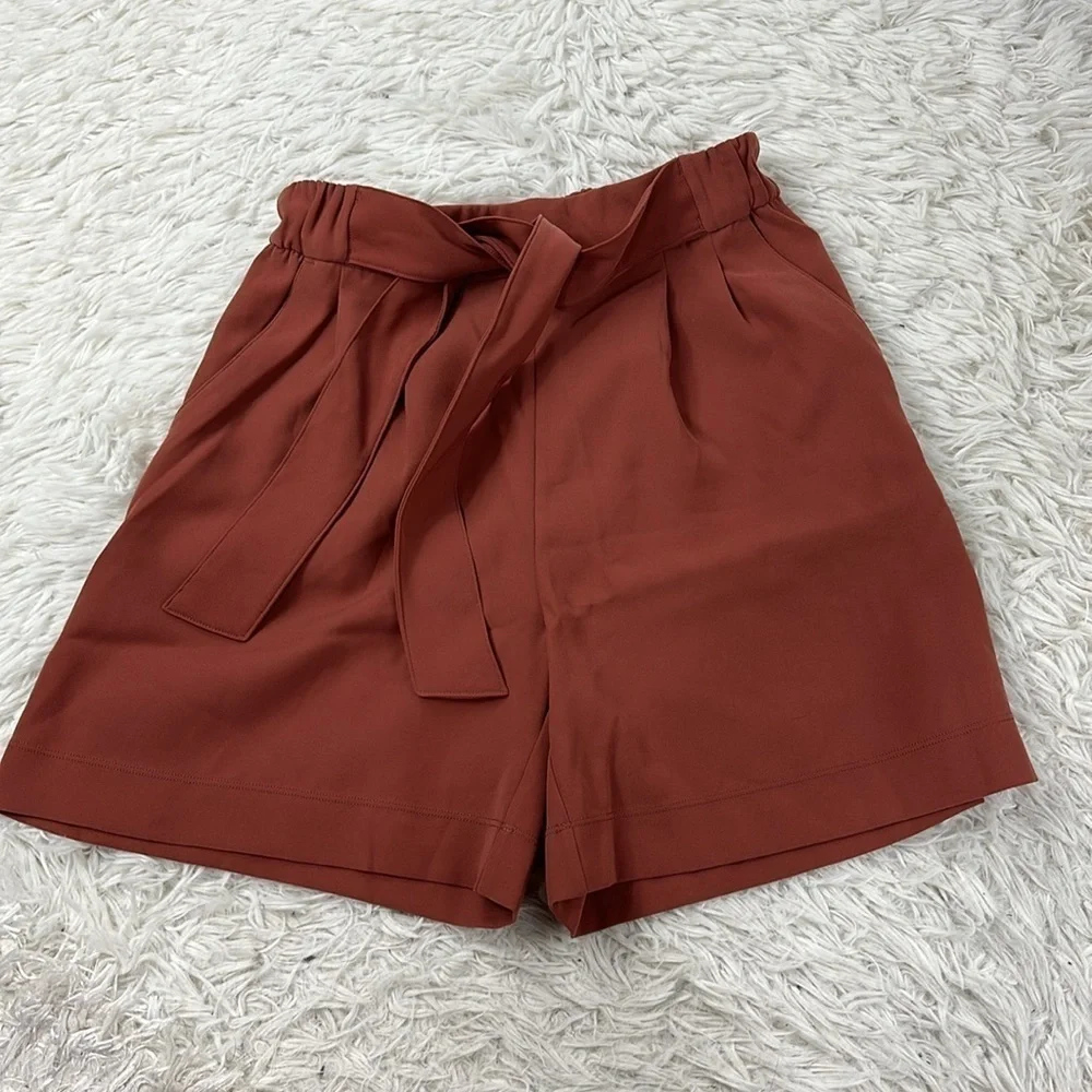 Lululemon Noir Short 5.5
